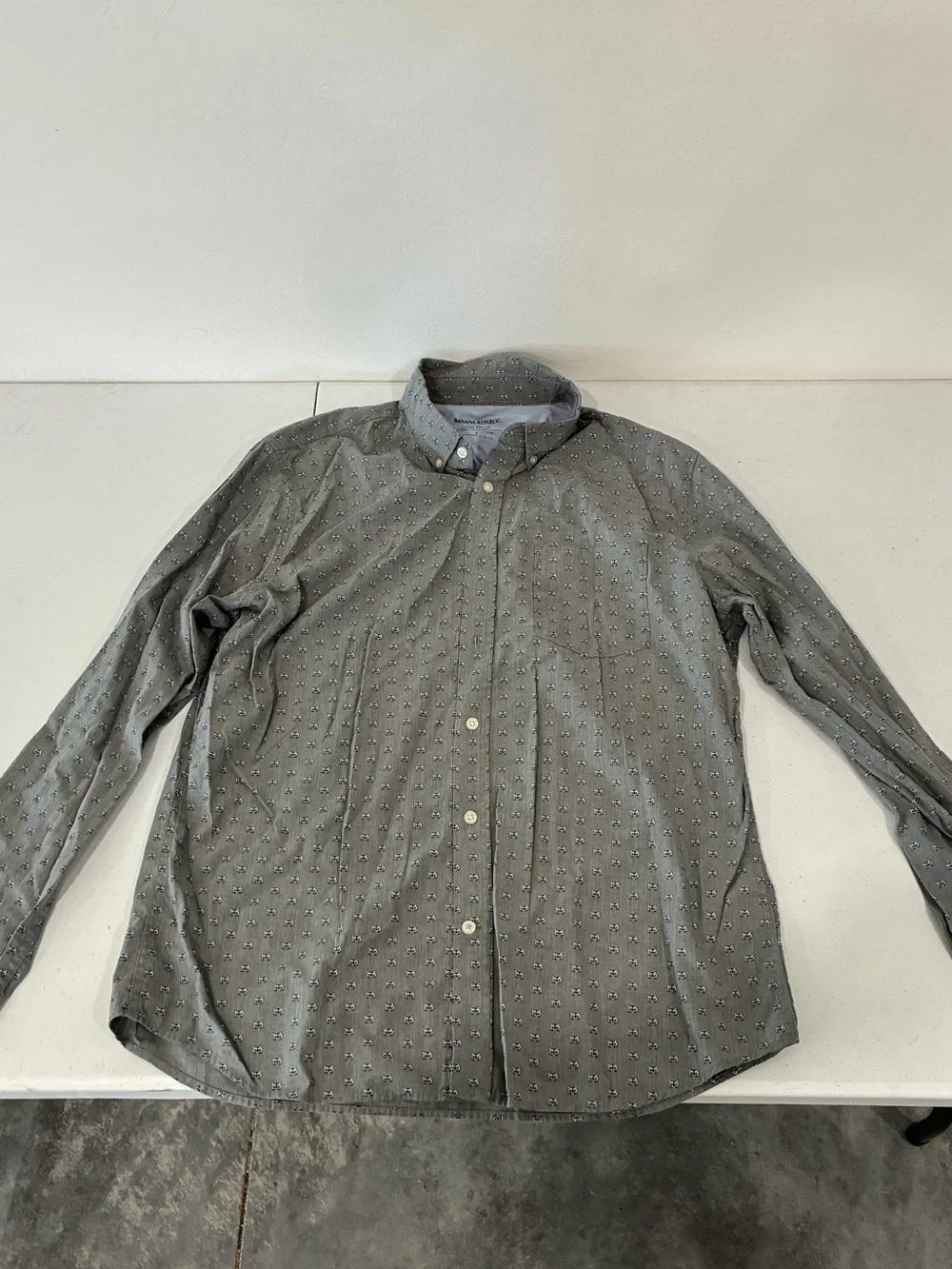 Banana Republic Luxe Poplin Shirt Large Slim Fit Untucked Grey Raccoon Print